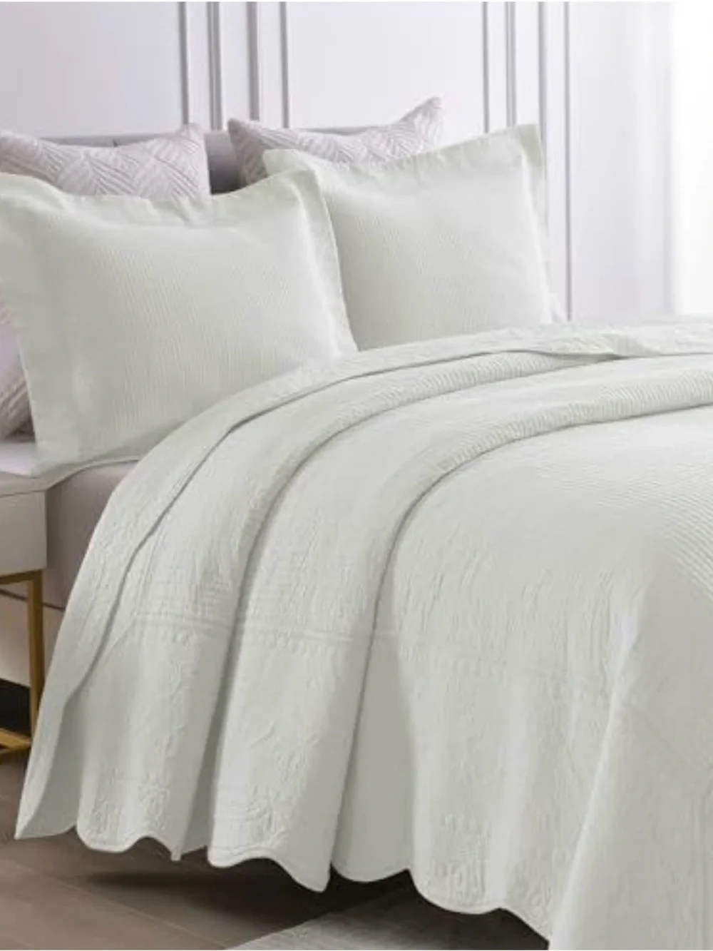 Classic White Quilted Bedspread Set by